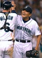 (2)Mariners' Sasaki earns his 100th save of his MLB career